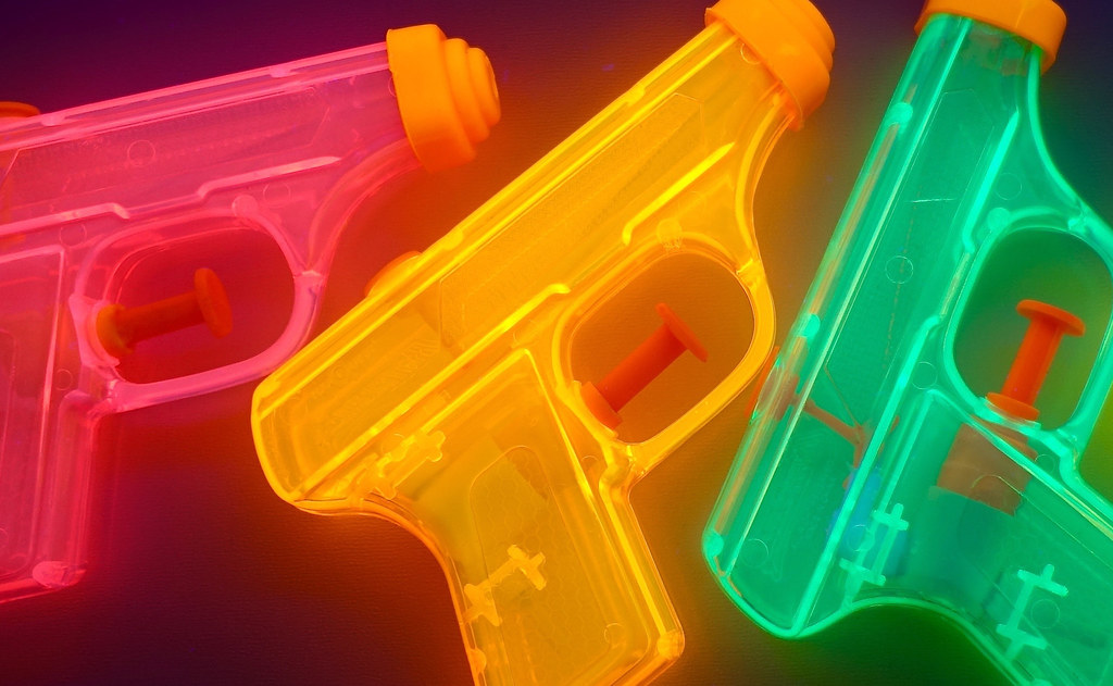 Kindertag 2026: Mehr als nur Geschenke – So wird er unvergesslich! Kinder freuen sich über Geschenke am Kindertag.