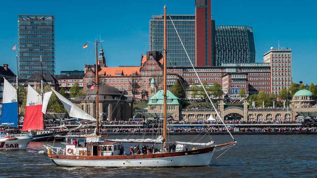 Ein modernes Militärschiff auf hoher See, Symbol für maritime Stärke.