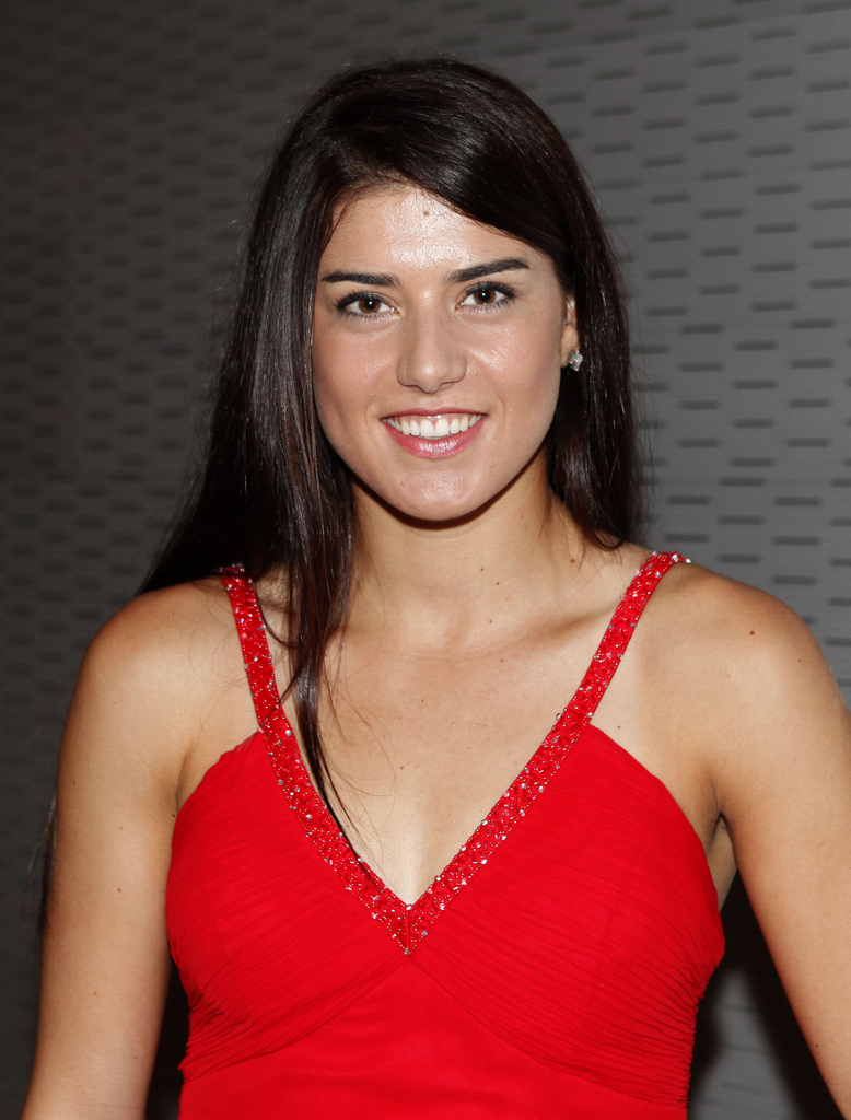 Sorana Cîrstea bei einem Aufschlag während eines Tennismatches.