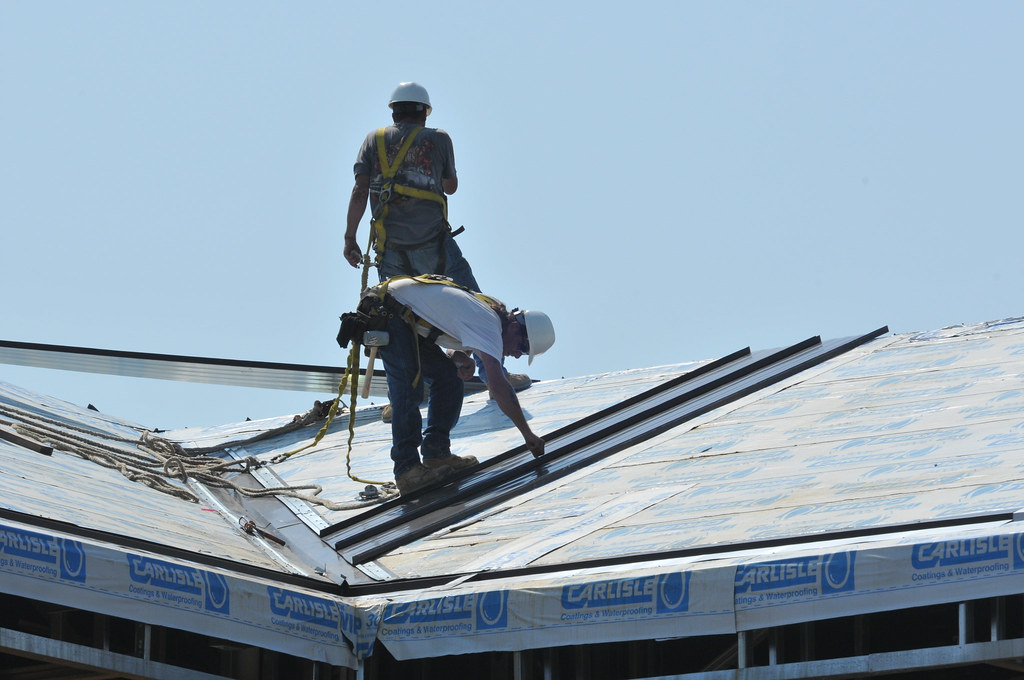 Dach mit Solaranlagen für erneuerbare Energie
